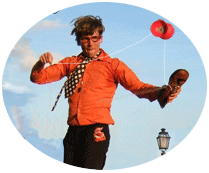 Béron spectacle de clown tout public, beron utilise la magie, la jonglerie, l'acrobatie, la poésie