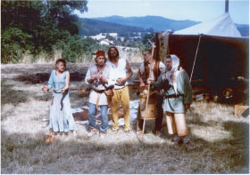 Le campement est install ,un peu a l'cart de la liesse.